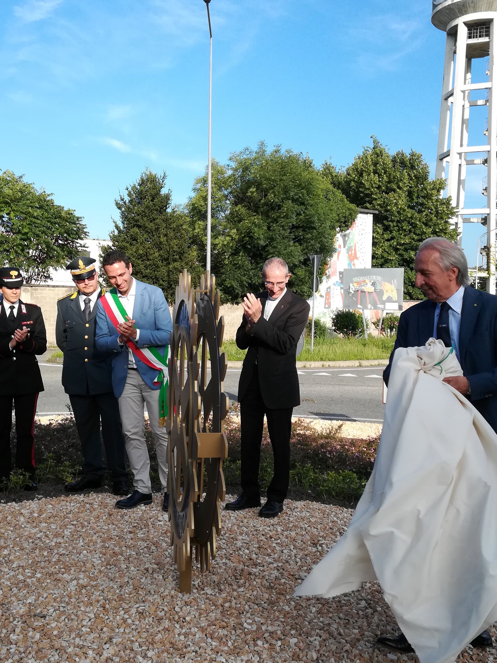 Il rotary nella rotatoria a Rho